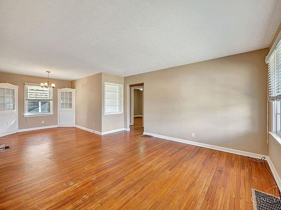 5th image of 374 Fernway Dr
