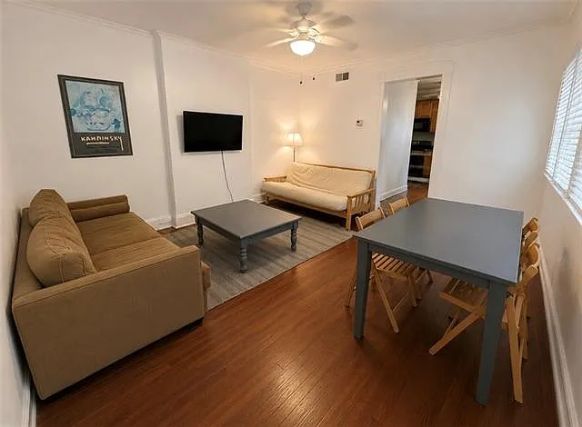 3 bed, 2.0 bath, 1830 sqft, $3,800 — Photo 2