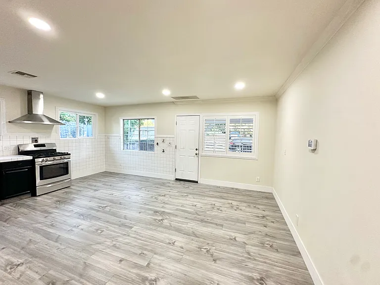 1103 N Maple St — Photo 10