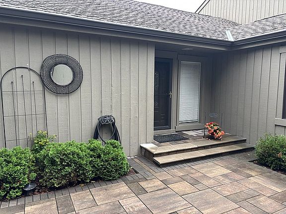 3rd image of 421 Shoreline Rd