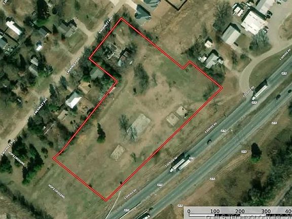 3rd image of 814 S Service Rd
