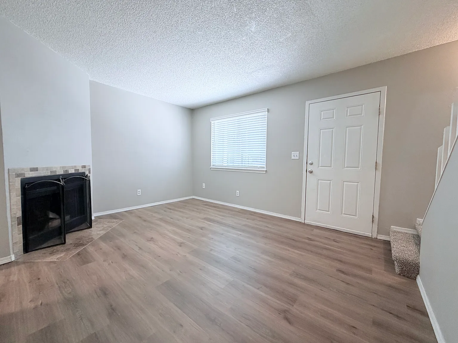 2 bed, 1.5 bath, 864 sqft, $1,700 — Photo 2
