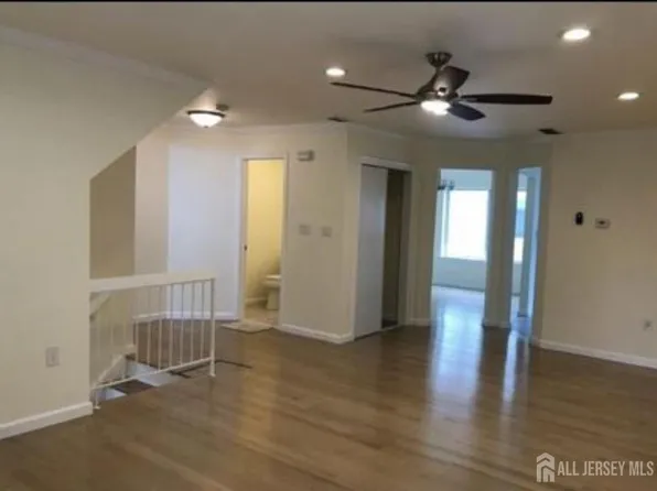 605 Holly Dr, Perth Amboy, NJ 08861