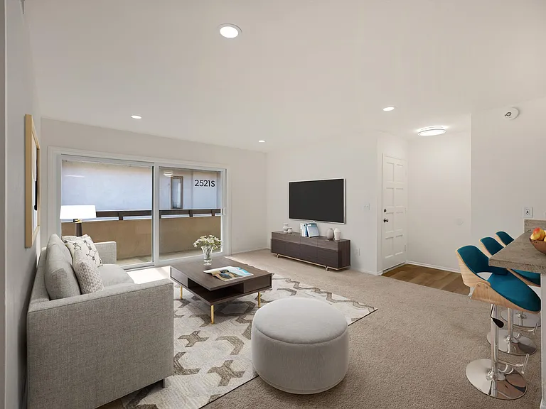2521 W Sunflower Ave #R8 — Photo 2