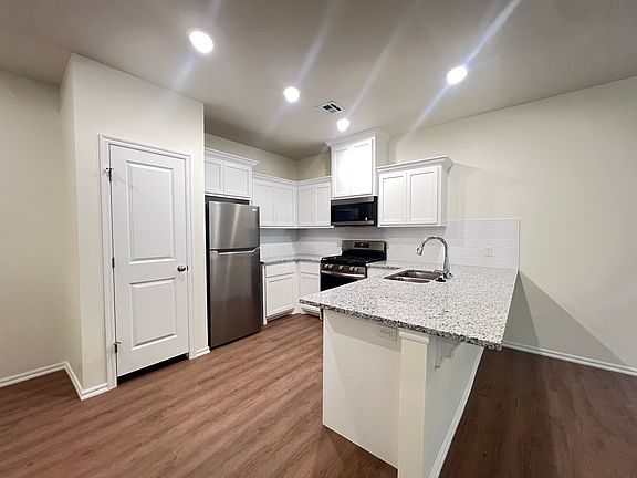 3rd image of 11409 University Dr
