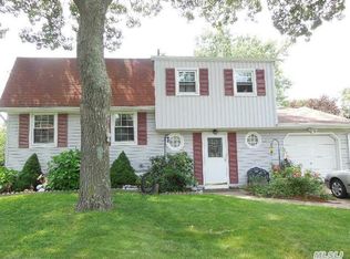 26 Park Hill Dr, Selden, NY 11784