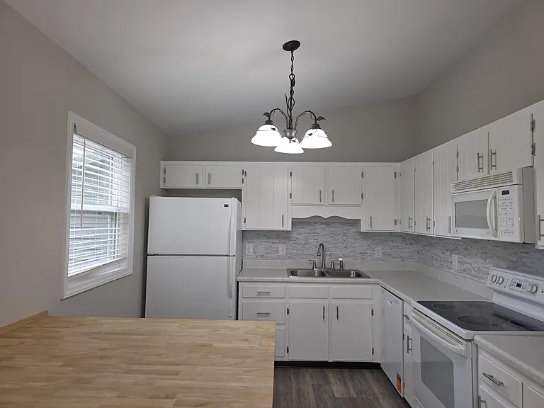 201 Thomas Dr — Photo 5