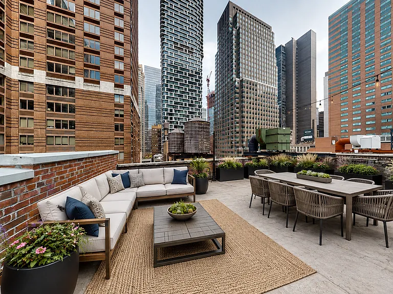 245 W 51st St #PENTHOUSE — Photo 1