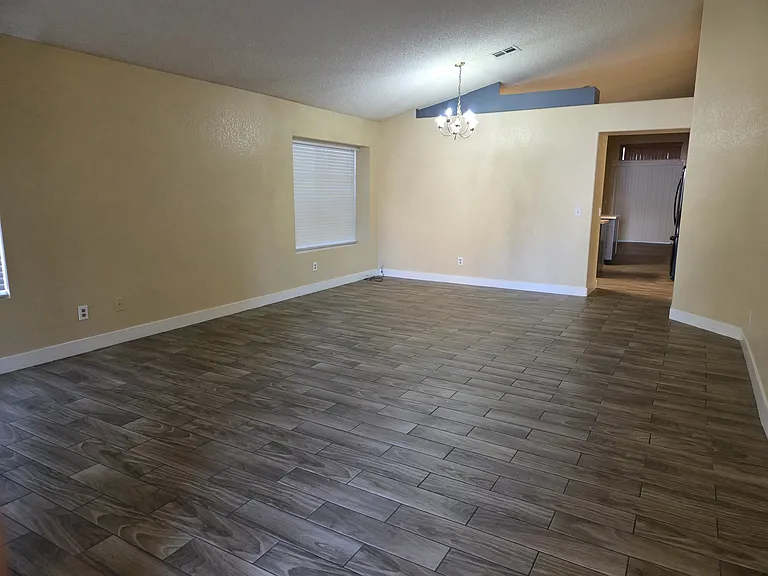 1823 Ruby Ln — Photo 4