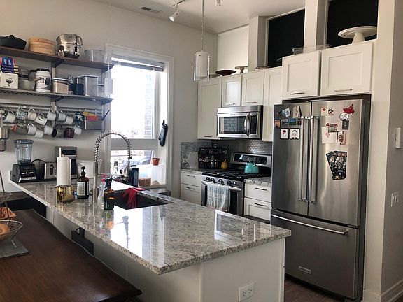 5th image of 4421 N Clark St #401