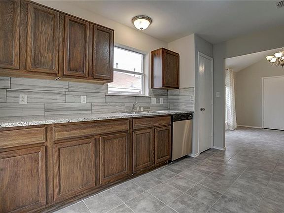 5th image of 905 Dixon Ln