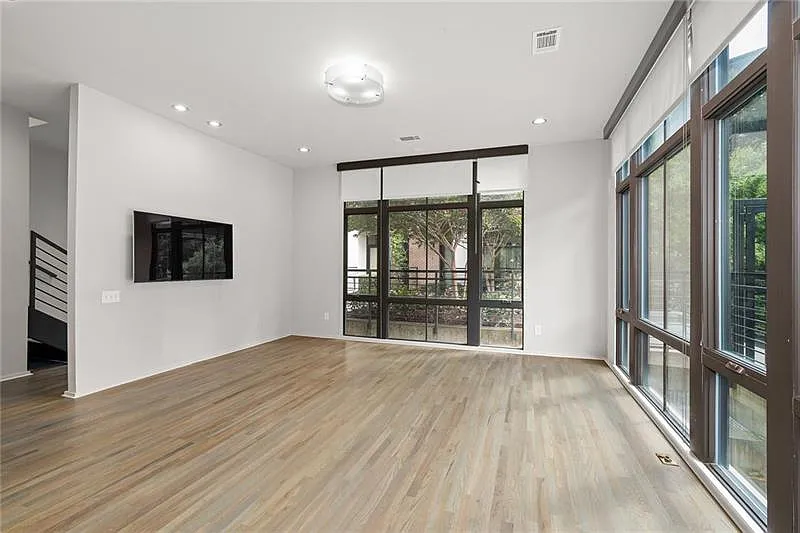 3 bed, 3.5 bath, 3945 sqft, $8,500 — Photo 4