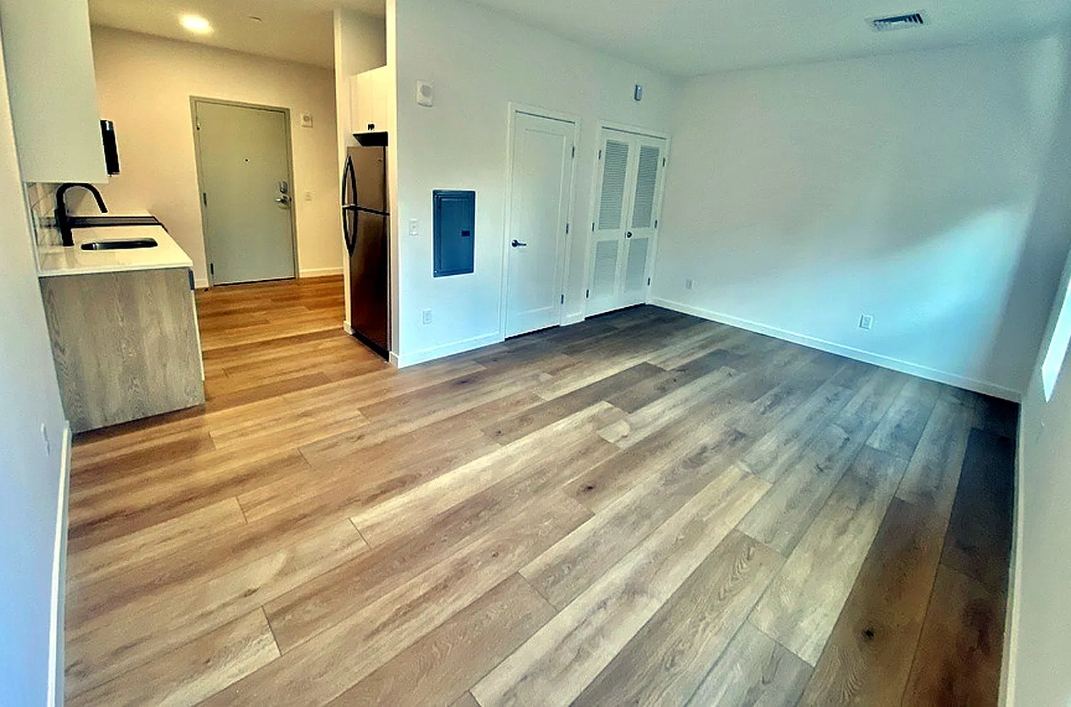 Studio, 450 sqft, $1,795 — Photo 2