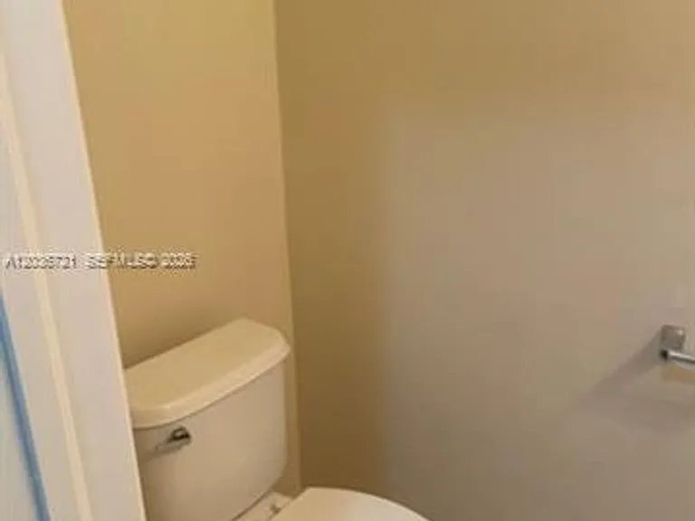 211 Las Brisas Cir #211 — Photo 8