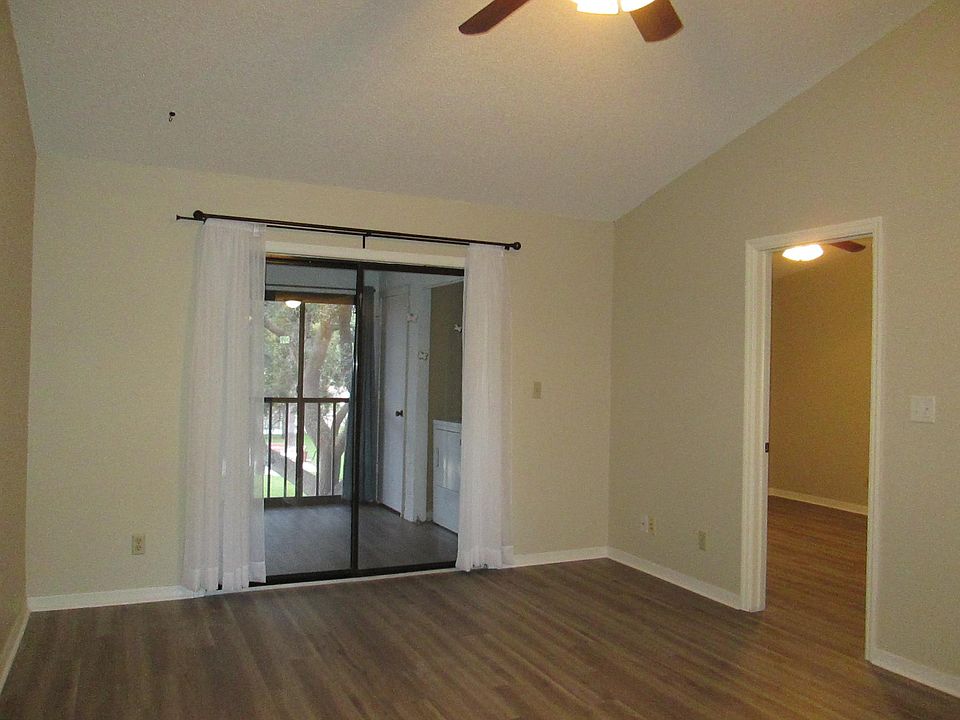 Enclosed patio has washer/drier hook-ups and storage closet