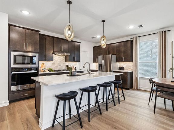 Eat-in bartop island in kitchen