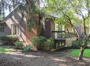 923 Trimble Pl, Sagamore Hills, OH 44067