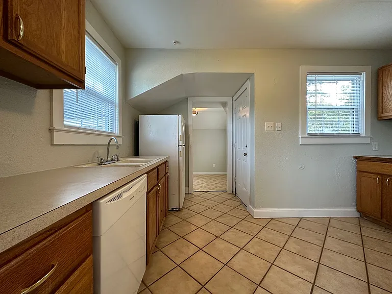 4024 Macarthur Dr — Photo 6