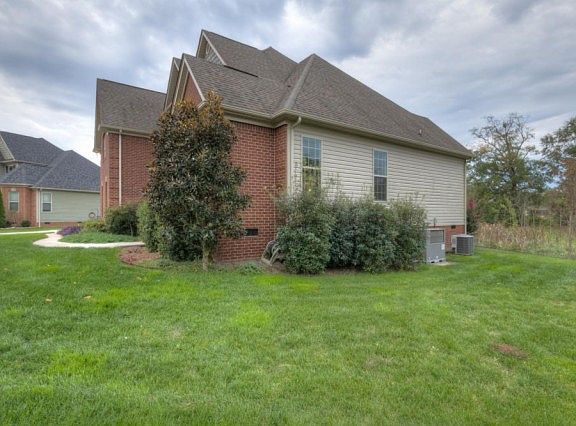 2nd image of 930 Manassas Dr #279