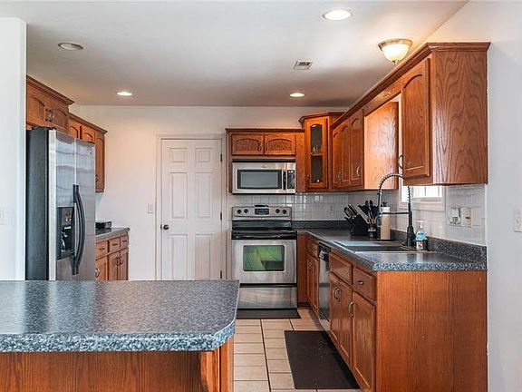 4th image of 20300 London Ln
