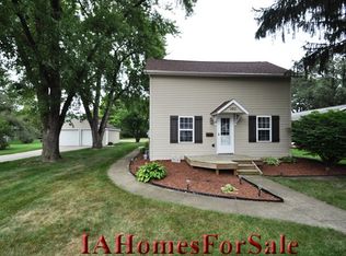 160 E Prospect St, Manchester, IA 52057