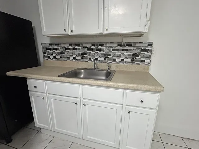 939 NW 24th Ct — Photo 4