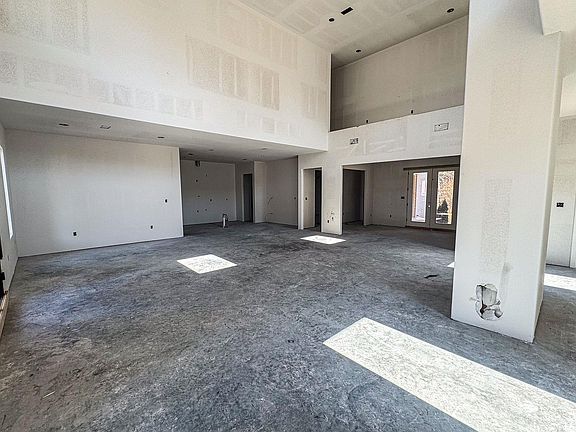 4th image of 32 Corlay Dr