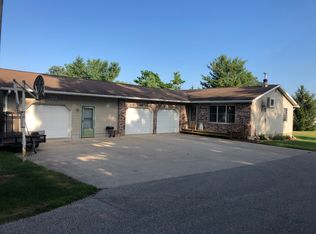 1834 180th St, Manchester, IA 52057