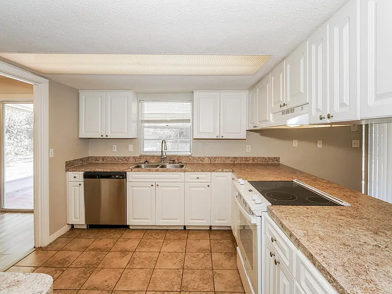 989 E Normandy Blvd — Photo 8