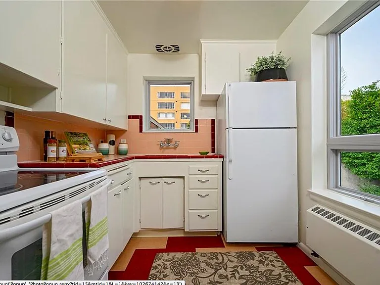 Classic, bright kitchen with newer appliances and plentiful cupboard space.