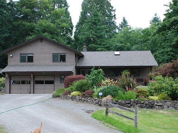 *EASILY ACCESSIBLE CUSTOM BUILT HOME ON 3.2 ACRES*