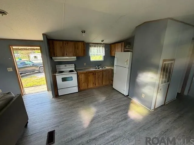 2 bed, 1.0 bath, 832 sqft, $1,300 — Photo 3