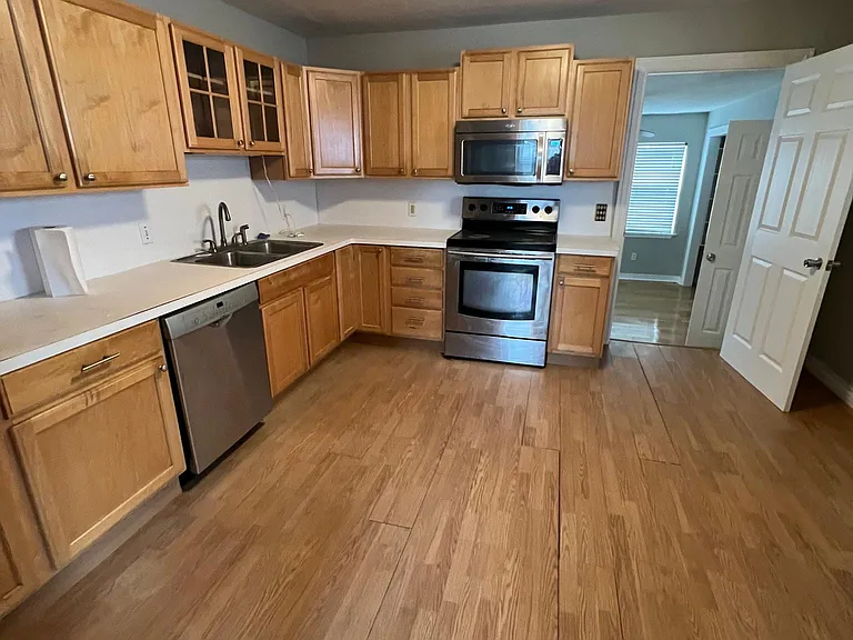908 W Comanche St — Photo 3