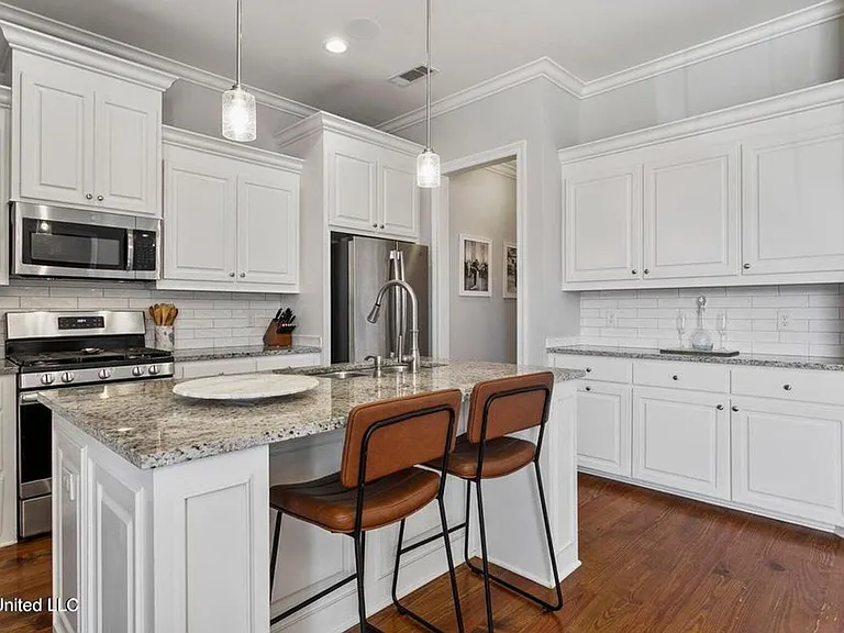 313 E Buttonwood Ln — Photo 9