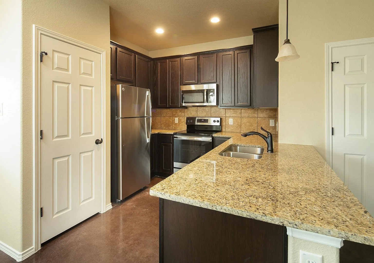Gorgeous 3 Bedroom Duplex Located In Buda, Texas! — Photo 4