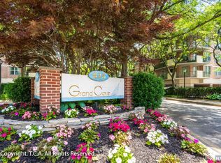 200 Grand Cove Way APT 2F, Edgewater, NJ 07020