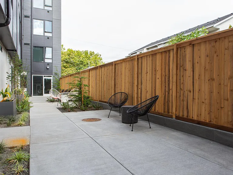 505 Dekum Apartments — Photo 32