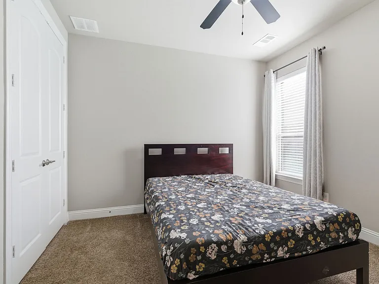 7452 Reverchon Dr — Photo 25