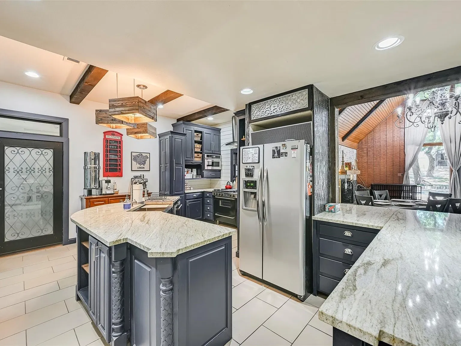 3 bed, 2.0 bath, 2932 sqft, $3,800 — Photo 2