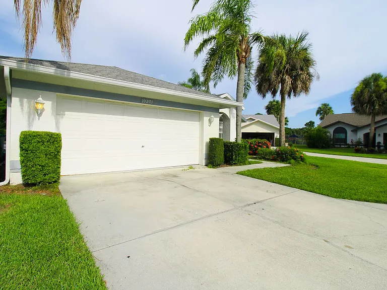 10201 Regent Cir — Photo 4