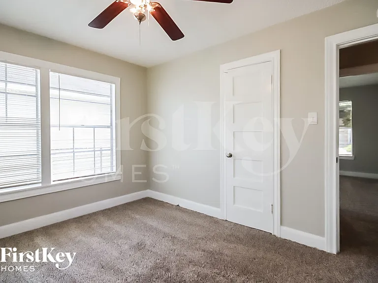706 E Humble St — Photo 11