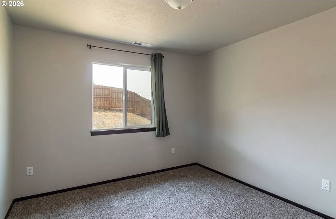 3 bed, 1652 sqft, $2,350 — Photo 2