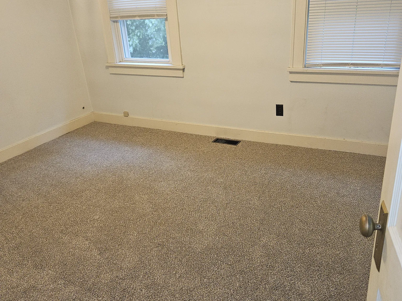 3 bed, 1200 sqft, $1,000 — Photo 4