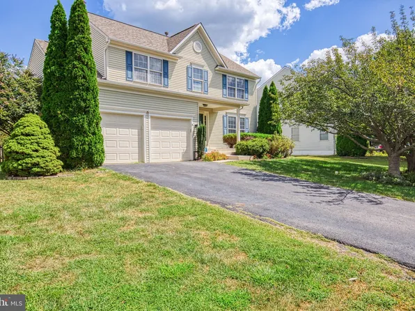 8 Pierre Emmanuel Ct, Fredericksburg, VA 22406