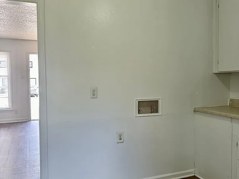 2909 Burgess Dr — Photo 4