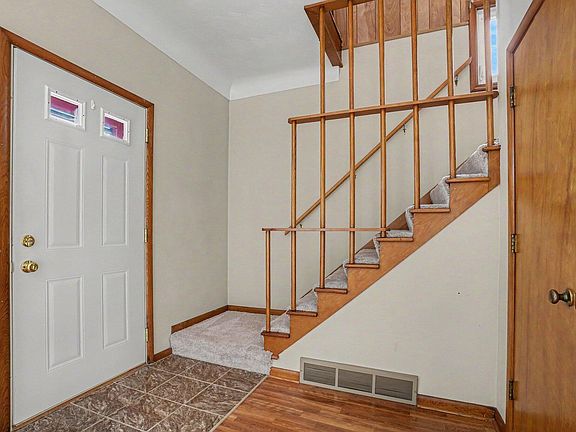 5th image of 355 E Maple St