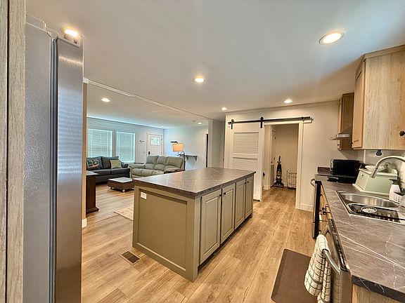 5th image of 3689 Mary Ann Point Rd