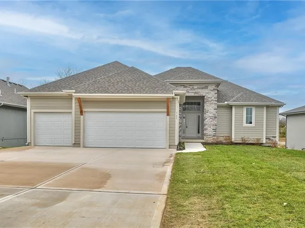 165 S Singletree St, Olathe, KS 66061