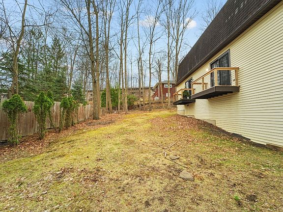 4th image of 107 Evergreen St