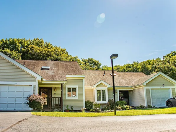 102 Duck Hollow Cir, Stroudsburg, PA 18360